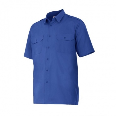 Camisa azul de manga curta com dois bolsos frontais