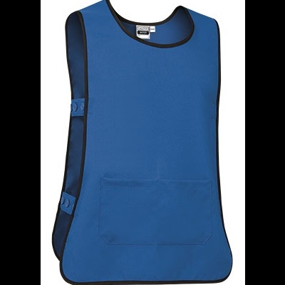 Colete azul com bordas pretas e bolsos frontais em fundo branco