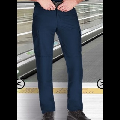 Calças de trabalho azuis escuras com bolsos, em ambiente industrial