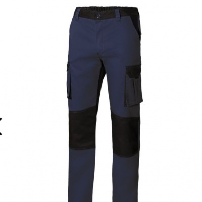 Calças de trabalho azul com reforços pretos e bolsos laterais.