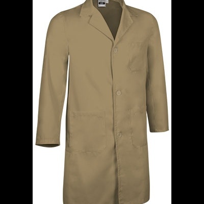 Casaco comprido bege com botões frontais e três bolsos.