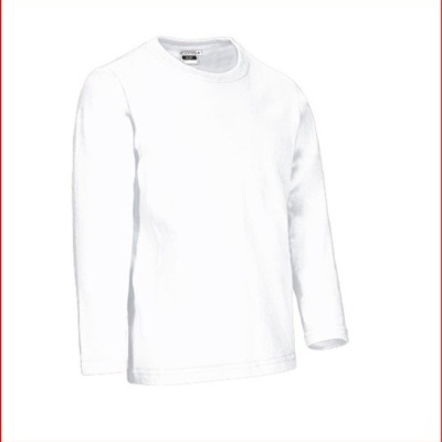 Camisola branca de manga comprida com gola redonda.