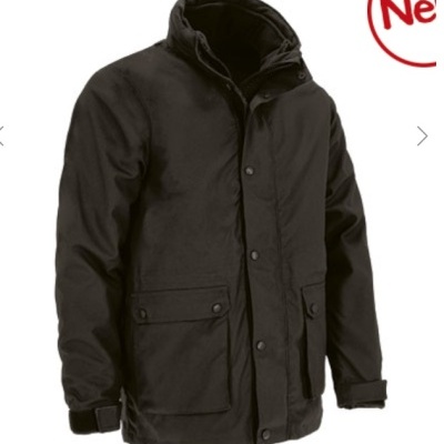 Casaco preto masculino com capuz e botões frontais