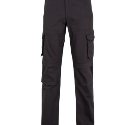 Calças de trabalho pretas com bolsos laterais em fundo branco