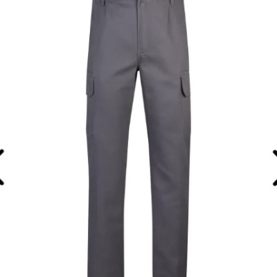 Calças cargo cinzentas com bolsos laterais em fundo branco