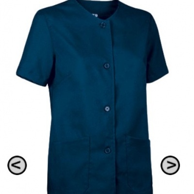 Casaco azul escuro com botões e bolsos, fundo branco