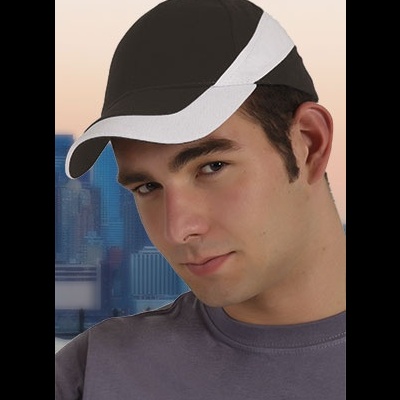 Homem com boné preto e branco e camiseta cinzenta, fundo de cidade ao entardecer