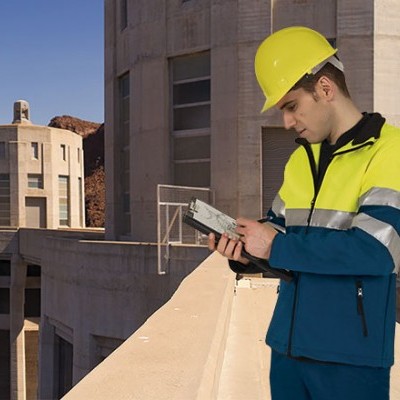 Homem com roupa de proteção e capacete amarelo em ambiente industrial