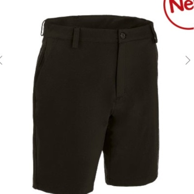 Calções pretos simples com botão e cinto, fundo branco