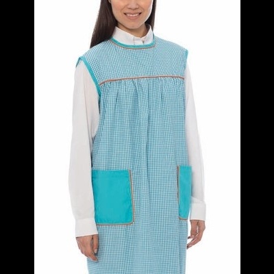 Mulher de bata azul claro xadrez com bolsos turquesa e camisa branca