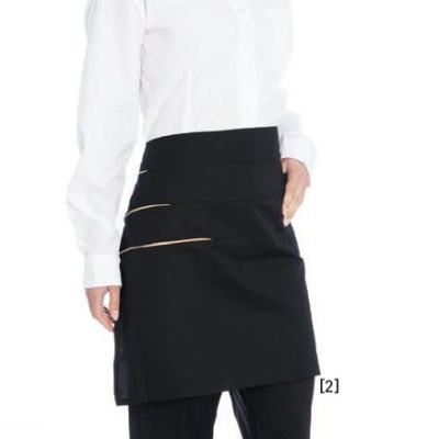 Mulher com camisa branca, saia e calças pretas em fundo branco