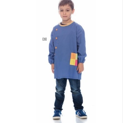 Criança com camisola azul com botões e bolso colorido, calças de ganga escuras e ténis azuis