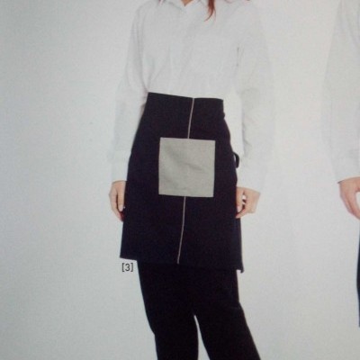 Modelo feminina vestindo camisa social branca e avental preto com bolso cinza