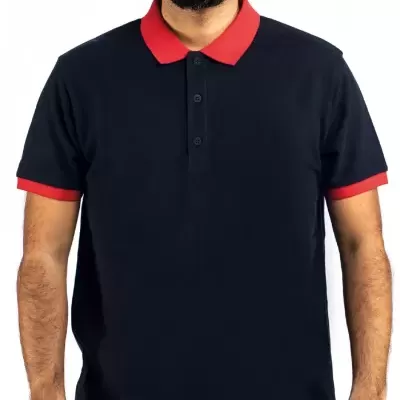 Polo preto com gola vermelha e mangas curtas numa pose frontal