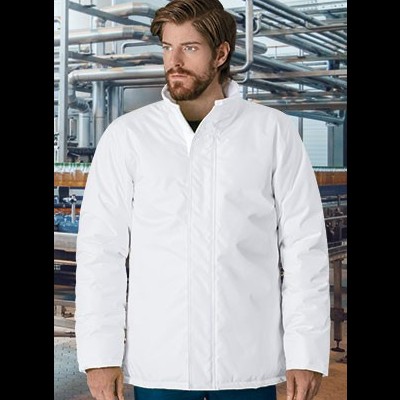 Homem de casaco branco em ambiente industrial