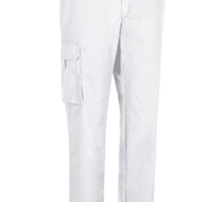 Calças brancas tipo cargo com bolso lateral e fecho à frente