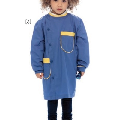 Criança com bata azul com detalhes amarelos e calça preta