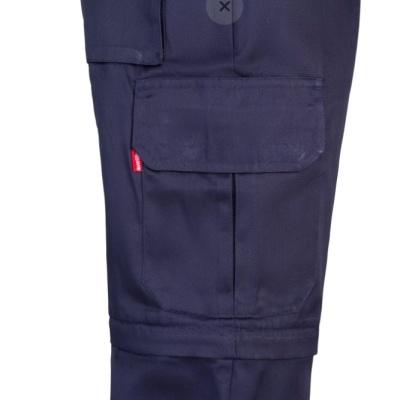 Calças azuis com bolso tipo cargo e etiqueta vermelha