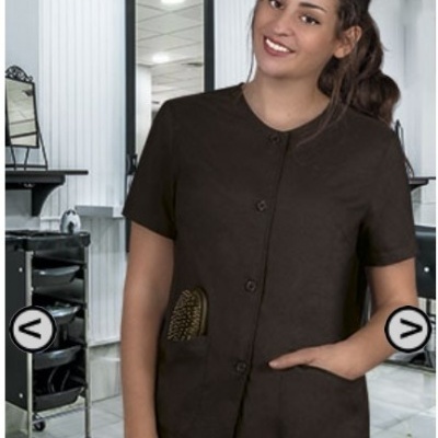 Uniforme castanho escuro com botões e bolso, mulher com escova no bolso em salão de beleza