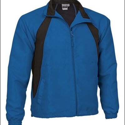 Casaco desportivo azul com detalhes pretos e fecho de correr.