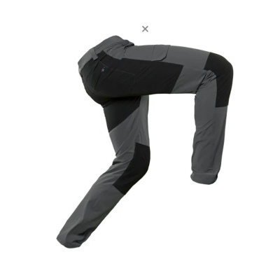 Calças de trabalho cinza e pretas com bolsos, mostradas em posição inclinada simulando movimento