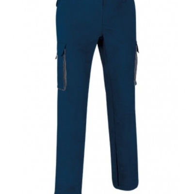 Calças azuis escuras com bolsos laterais num fundo branco