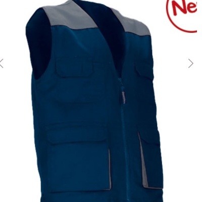 Colete de trabalho azul escuro com ombros cinza e bolsos frontais