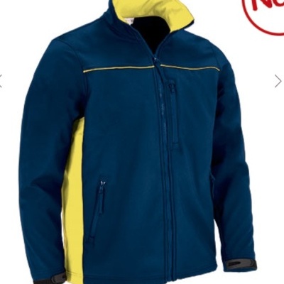 Casaco desportivo azul escuro com detalhes amarelos e fecho de correr central