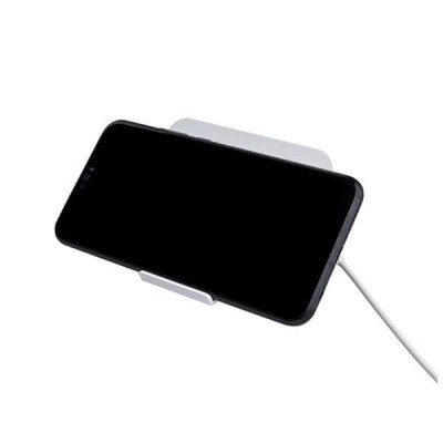 Carregador wireless branco com telemóvel preto colocado em cima