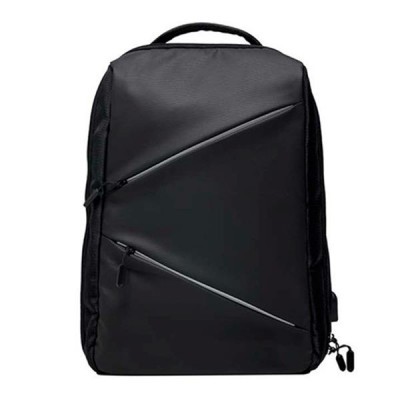 Mochila preta com fechos de correr diagonais e alça superior.