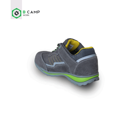 Ténis de trabalho cinza com detalhes amarelos e sola verde, em fundo branco.