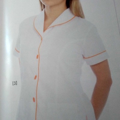 Casaco branco com detalhes laranja em modelo feminino