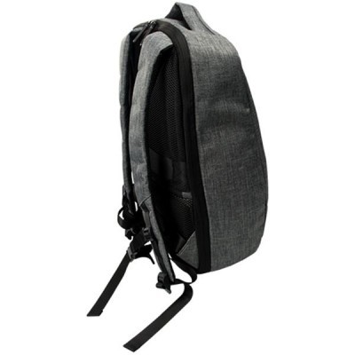 Mochila cinzenta de tecido com alças pretas acolchoadas e malha ventilada