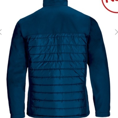 Casaco masculino azul escuro visto por trás com parte acolchoada e gola alta