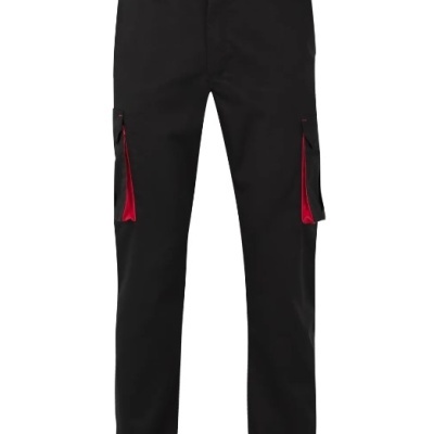 Calças cargo pretas com bolsos laterais vermelhos visíveis ao abrir os zíperes