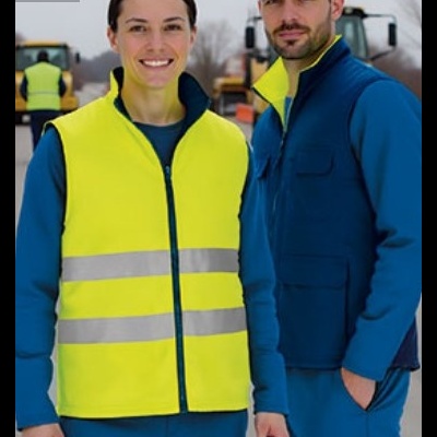 Duas pessoas com uniformes azuis, uma com colete amarelo fluorescente e faixas refletoras, em ambiente de trabalho externo