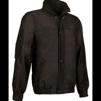 Casaco preto masculino com fecho de correr e botões, bolsos e punhos elásticos