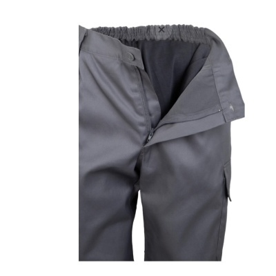 Calças cinzentas com fecho e botão e cintura elástica.