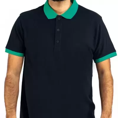 Homem com polo preta de gola e punhos verdes