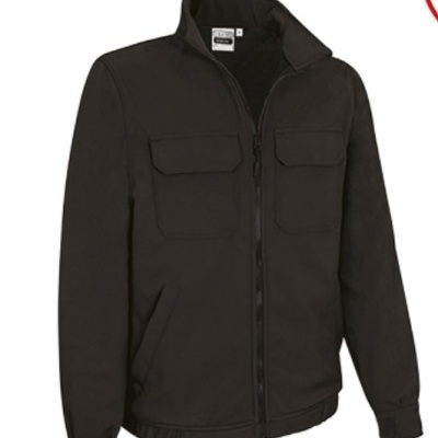 Casaco preto com fecho de correr e bolsos