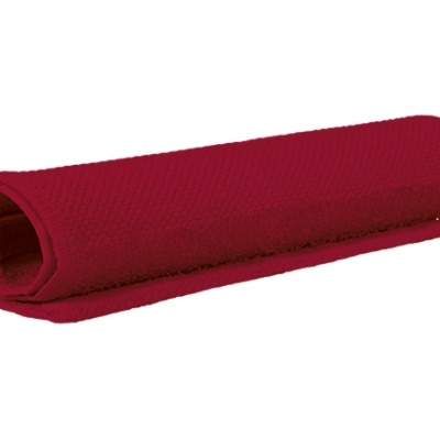 tapete enrolado vermelho com textura felpuda