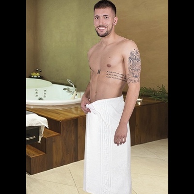 Homem com toalha branca na cintura junto a banheira de hidromassagem