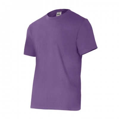 T-shirt roxa de manga curta com gola redonda e etiqueta GILDAN