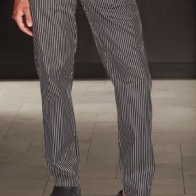 Calças risca de giz pretas e brancas usadas em ambiente interior.