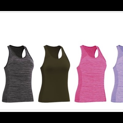 Quatro t-shirts desportivas femininas de várias cores sem mangas