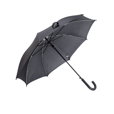 Guarda-chuva preto aberto com cabo em gancho