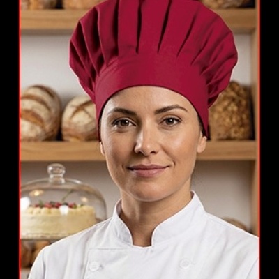 Chef mulher com chapéu vermelho em pastelaria com pão e bolo ao fundo