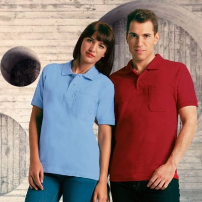 Homem e mulher com polos azul claro e vermelho de manga curta com bolso