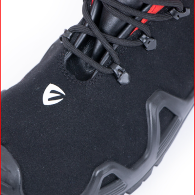 Ténis desportivo preto com atacadores e símbolo branco
