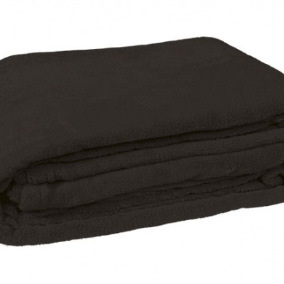 Manta preta dobrada sobre fundo branco